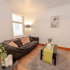 https://beautiful-4-beds-house-7-walk-to-train-station.brighton-hotels-england.com