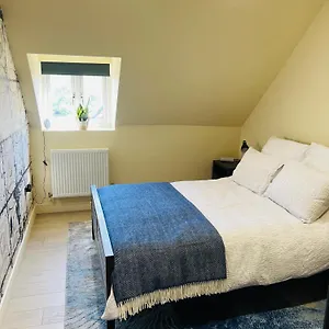 Bow Equestrian Homestay